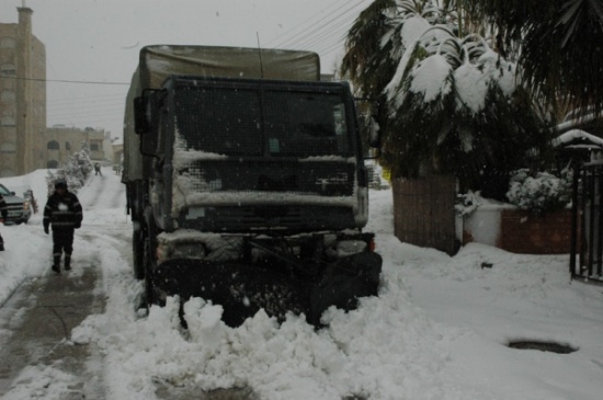 قوات الدرك تدخل على خط مكافحة الثلوج ( صور )